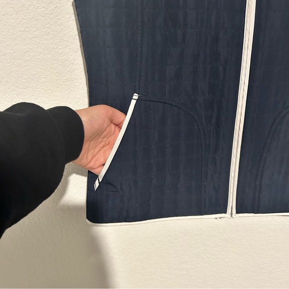 New COLDWATER CREEK Small Reversible Quilted Vest Navy Blue White Pockets Thin - Picture 7 of 10